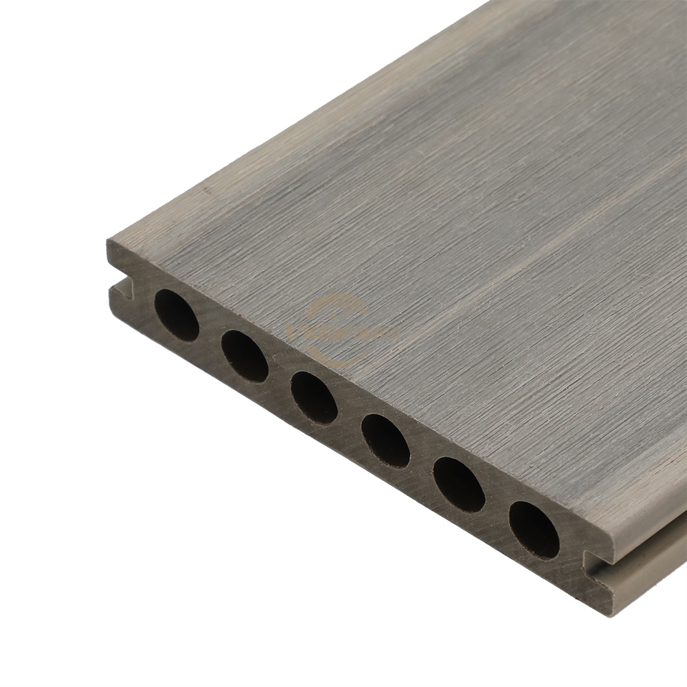 Ymp&auml;rist&ouml;yst&auml;v&auml;llinen ontto WPC-terassi