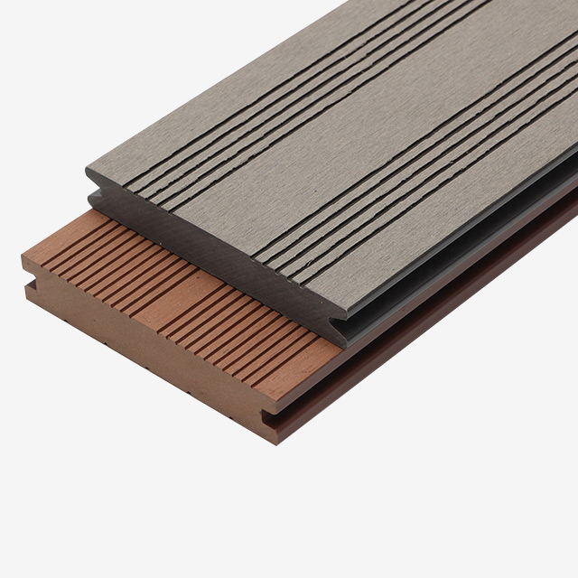 Pitk&auml;ik&auml;inen kohokuvioitu WPC-terassi